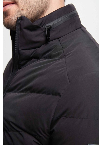 Slim Fit Siyah Gizlenebilir Kapüşonlu Elyaf Dolgulu Rüzgar Geçirmez Mont 3EC073151002M