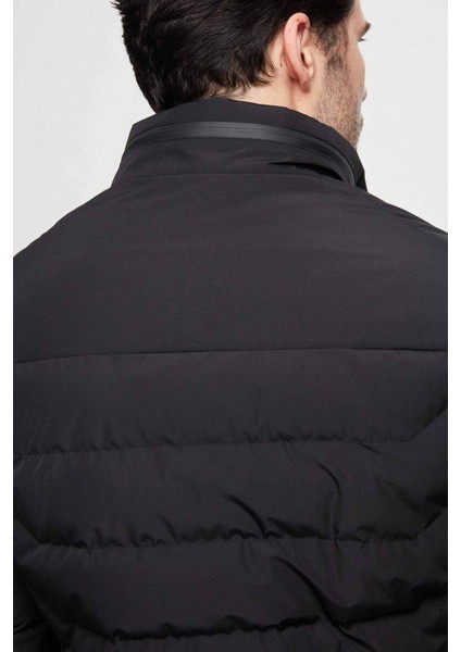 Slim Fit Siyah Gizlenebilir Kapüşonlu Elyaf Dolgulu Rüzgar Geçirmez Mont 3EC073151002M