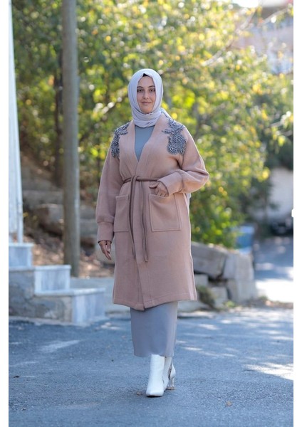 Kadın Siyah Güpür Taşlı Triko Ceket