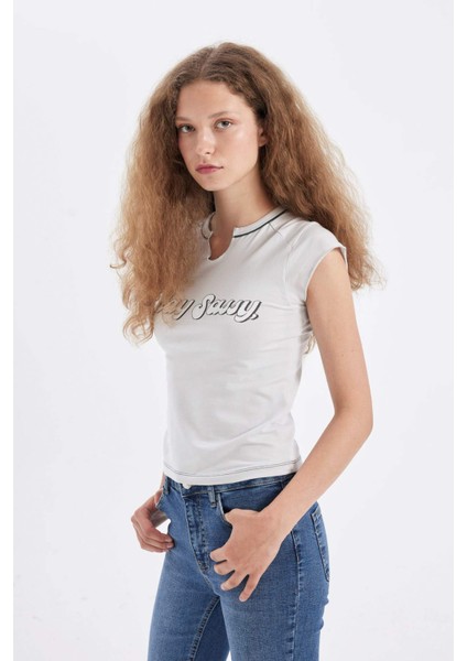 Fitted V Yaka Baskılı Kısa Kollu Tişört D3364AX24SM fırsatları