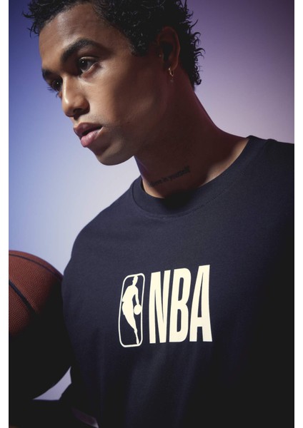 NBA Wordmark Oversize Fit Bisiklet Yaka Kısa Kollu Tişört Z4665AZ24SM modelleri