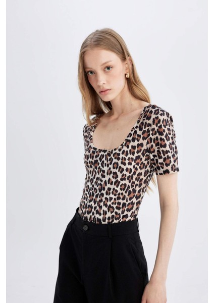 Slim Fit Dar Kesim Yuvarlak Yaka Vücuda Oturan Leopar Desenli Kısa Kollu Çıtçıtlı Body D1274AX24SM fırsatları