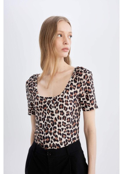Slim Fit Dar Kesim Yuvarlak Yaka Vücuda Oturan Leopar Desenli Kısa Kollu Çıtçıtlı Body D1274AX24SM indirimleri