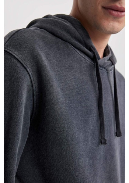 Siyah Regular Fit Kapüşonlu Yıkamalı Soluk Efektli Kanguru Cepli Sweatshirt B1118AX23AU fırsatları