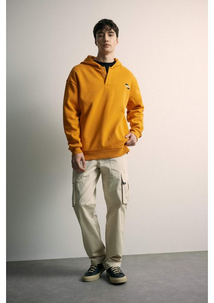 Comfort Regular Fit Rahat Kalıp Kapüşonlu Çıtçıt Kapamalı Baskılı Sweatshirt B4766AX24SP
