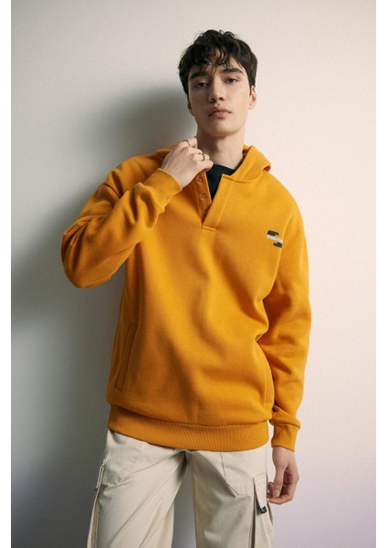 Comfort Regular Fit Rahat Kalıp Kapüşonlu Çıtçıt Kapamalı Baskılı Sweatshirt B4766AX24SP