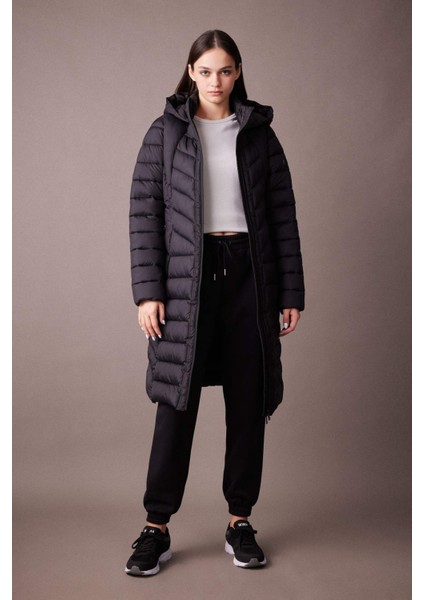 Fit Su İtici Uzun Şişme Mont Parka Kapüşonlu Slim Fit Dar Kesim Kapitoneli Fermuarlı Cepli A1556AX23WN modelleri