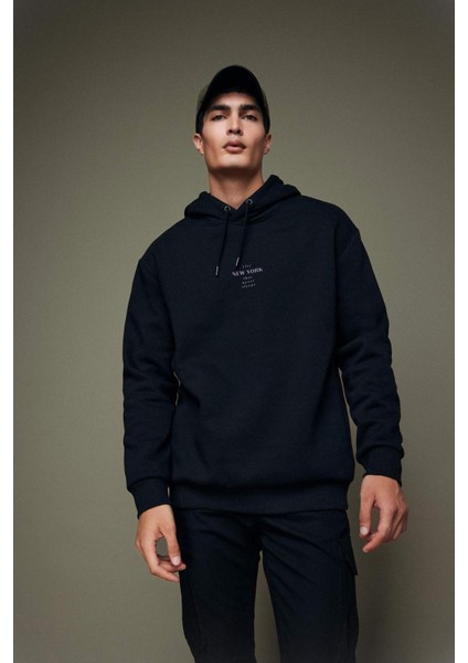 Siyah Relax Fit Kapüşonlu Baskılı Kalın Sweatshirt Y9652AZ23WN