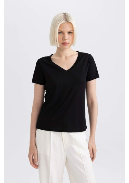 Regular Fit V Yaka Basic Düz Kısa Kollu Tişört W9204AZ24SM