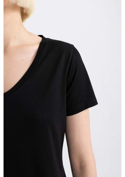 Regular Fit V Yaka Basic Düz Kısa Kollu Tişört W9204AZ24SM