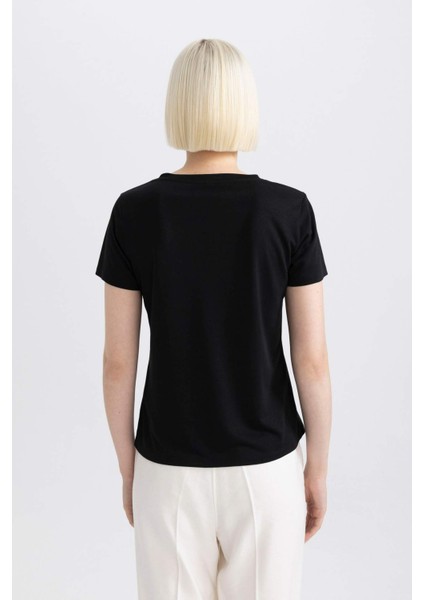 Regular Fit V Yaka Basic Düz Kısa Kollu Tişört W9204AZ24SM