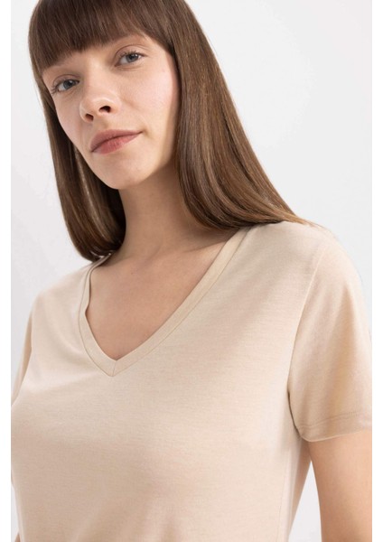 Regular Fit V Yaka Basic Düz Kısa Kollu Tişört W9204AZ24SM