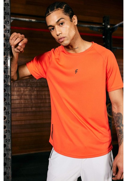 Fit Slim Fit Dar Kesim Yaka Baskılı Sporcu Kısa Kollu Tişört V2887AZ24SP