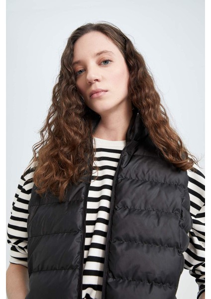 Su İtici Regular Fit Dik Yaka Basic Cepli Şişme Yelek Z0760AZ23SP