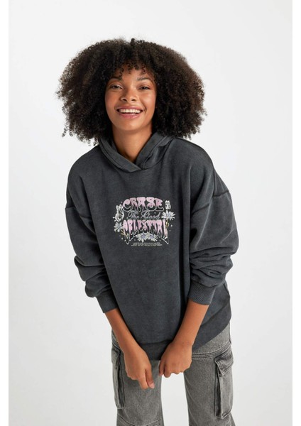 Oversize Geniş Kalıp Sırt Baskılı Kapüşonlu Soluk Yıkama Efektli Kalın Sweatshirt B7282AX23WN fırsatları