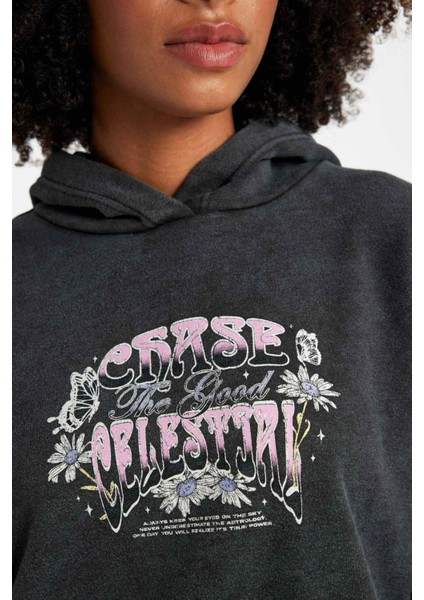 Oversize Geniş Kalıp Sırt Baskılı Kapüşonlu Soluk Yıkama Efektli Kalın Sweatshirt B7282AX23WN indirimleri