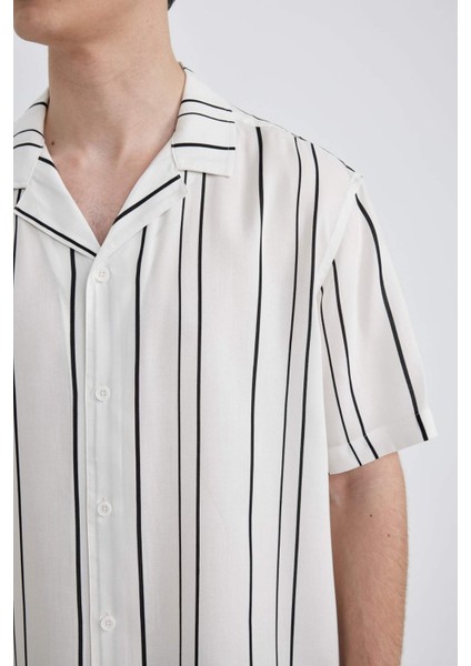 Regular Fit Yazlık Apaş Yaka Çizgili Viskon Kısa Kollu Gömlek B7386AX24SP fırsatları