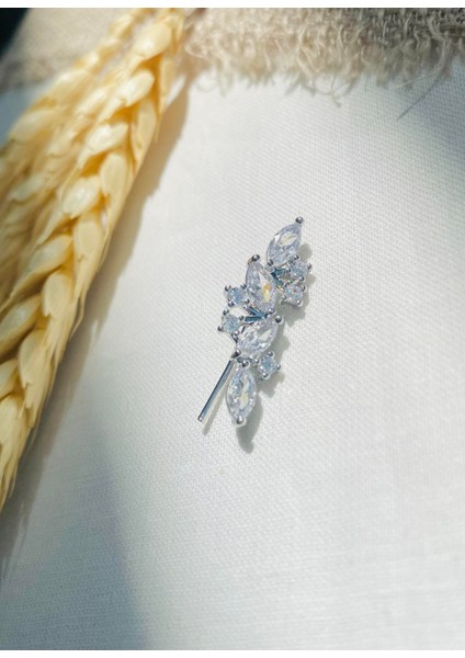 Tekli Pirinç ve Zirkon Taşlı Küpe Kadın Beyaz fırsatları