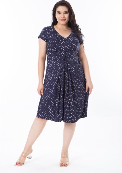 Kadın Büyük Beden Lacivert Puan Desenli Bel Büzgülü V Yakalı Elbise 65N38210