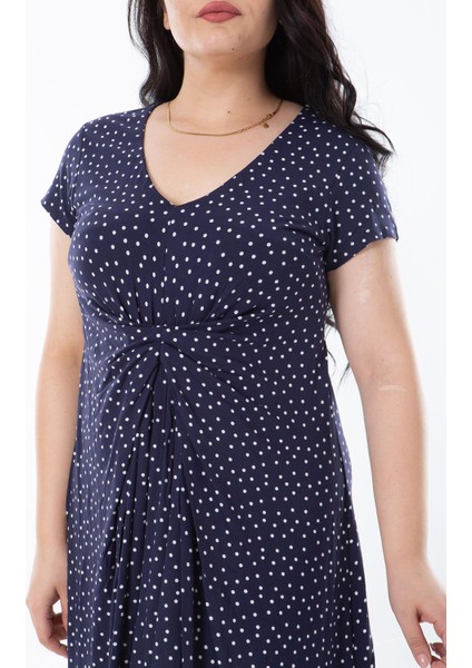 Kadın Büyük Beden Lacivert Puan Desenli Bel Büzgülü V Yakalı Elbise 65N38210