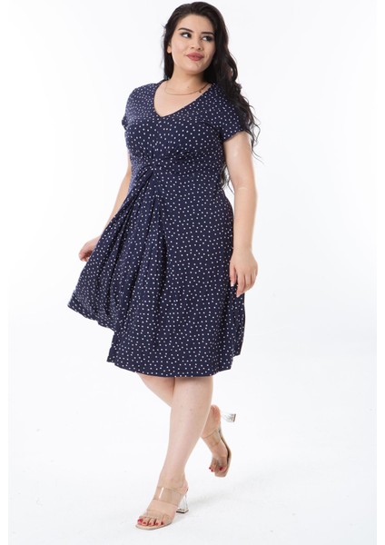 Kadın Büyük Beden Lacivert Puan Desenli Bel Büzgülü V Yakalı Elbise 65N38210