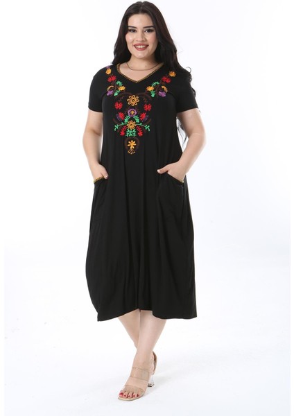 Kadın Büyük Beden Siyah Nakış Detaylı V Yakalı Kısa Kol Elbise 65N38203