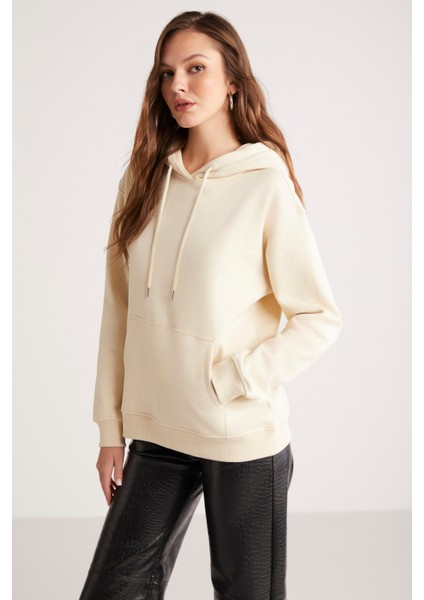 Abelia Kadın İçi Polarlı Yumuşacık Kalın Kumaşlı Kapüşonlu Comfort Fit Vanilya Sweatshirt