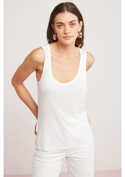 Lorraine Kadın Viskon Elastan Karışımlı Hafif Dökümlü Geniş Askılı Beyaz Atlet modelleri