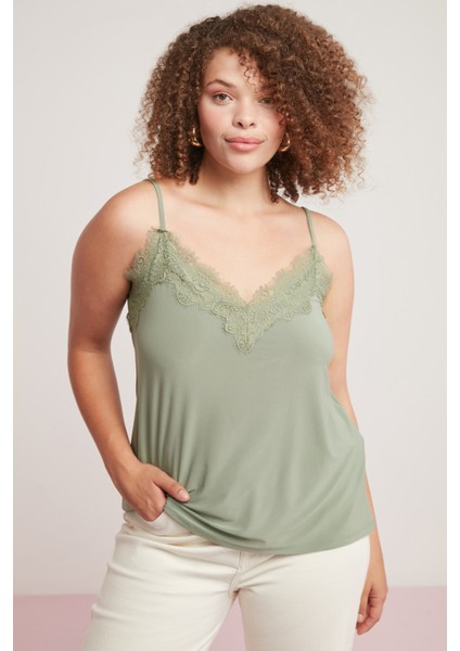 Clara Kadın Hafif Dökümlü Yakası Dantelli Askılı Açık Haki Büyük Beden Body fiyatları