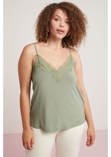 Clara Kadın Hafif Dökümlü Yakası Dantelli Askılı Açık Haki Büyük Beden Body modelleri