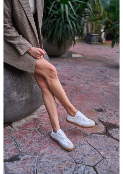 Beyaz Kadın Logo Detaylı Spor Ayakkabı modelleri