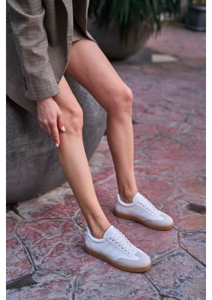 Beyaz Kadın Logo Detaylı Spor Ayakkabı fırsatları