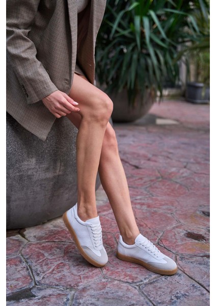 Beyaz Kadın Logo Detaylı Spor Ayakkabı indirimleri