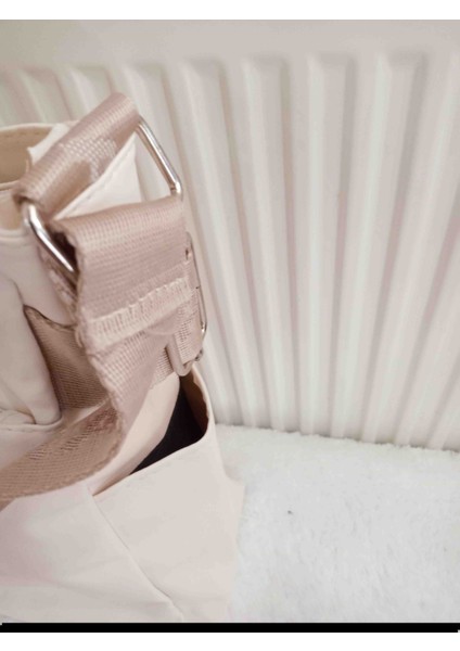 Askılı Çok Gözlü Krem Çanta modelleri