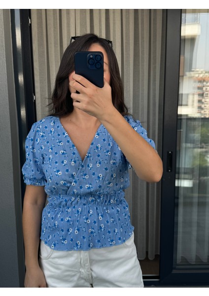 Mavi Kruvaze Çiçekli Bluz