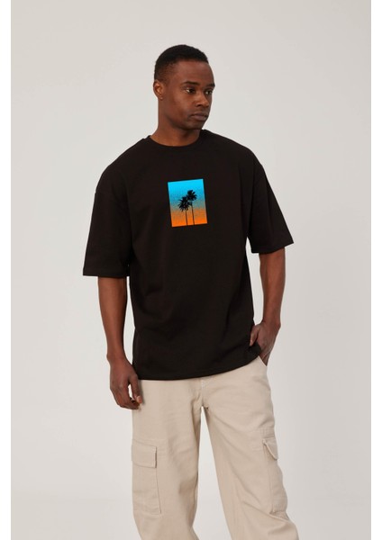 Önü Ağaç Baskılı Siyah Tshirt