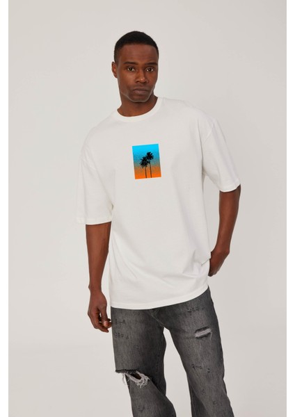 Önü Ağaç Baskılı Beyaz Tshirt