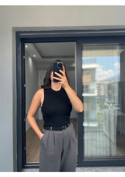 Siyah Yuvarlak Yaka Sıfır Kol Fitilli Triko Bluz fırsatları