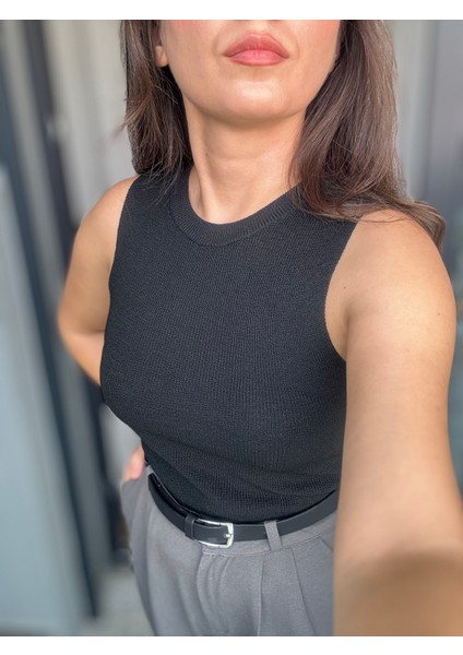 Siyah Yuvarlak Yaka Sıfır Kol Fitilli Triko Bluz indirimleri