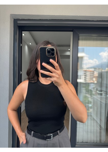 Siyah Yuvarlak Yaka Sıfır Kol Fitilli Triko Bluz