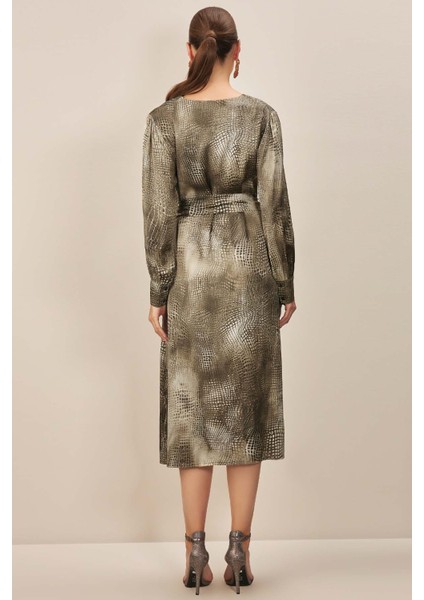 V Yaka Çok Renkli Saten Elbise fırsatları