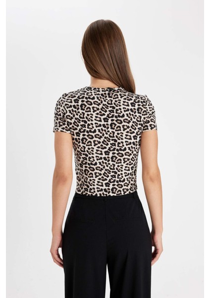 Slim Fit Dar Kesim Bisiklet Yaka Leopar Desenli Kısa Kollu Tişört D4965AX24AU