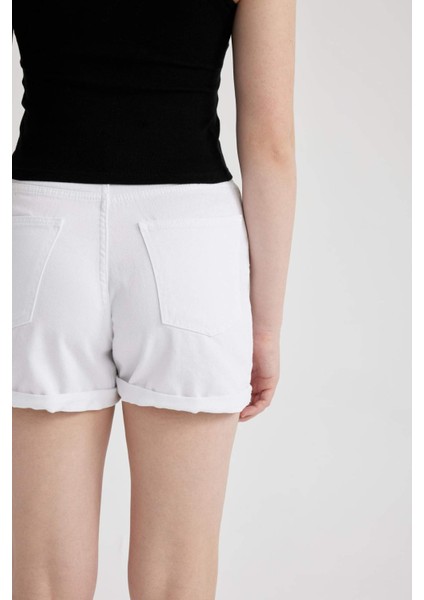 Mom Fit Yüksek Bel Katlamalı Paça Beyaz Jean %100 Pamuk Şort A2625AX23SM