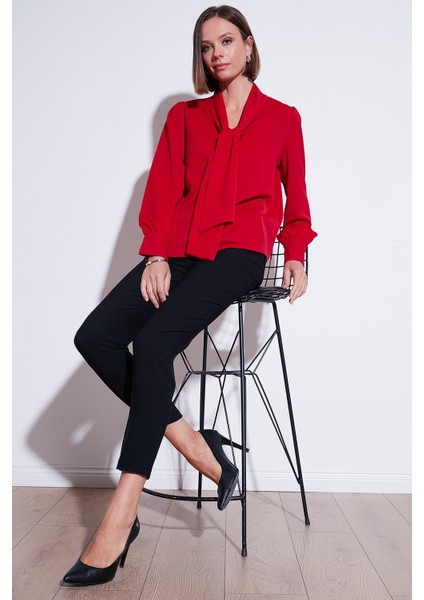 Regular Fit Bağlama Detaylı V Yaka Gömlek Bayan Gömlek 611GO0202 fiyatları