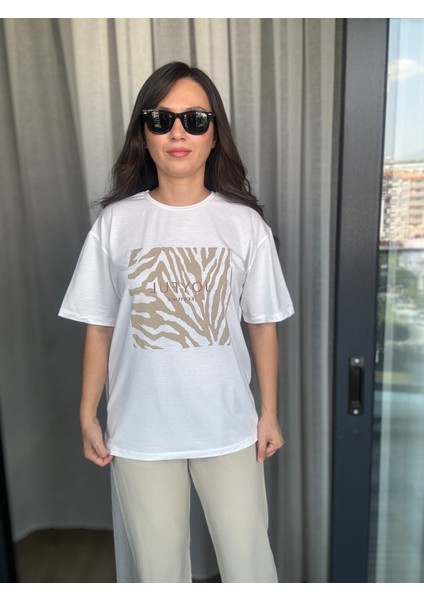 Bej Yazılı ve Dokulu Kısa Kol Beyaztişört modelleri