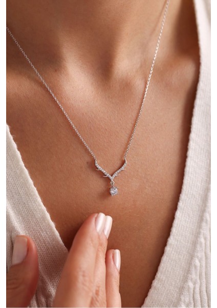 925 Ayar Gümüş Rodyum Kaplama Kanatlı Tektaş Tasarım Kolye fiyatları