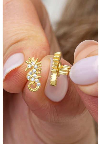 925 Ayar Gümüş Gold Kaplama Minimal Deniz Atı Küpe
