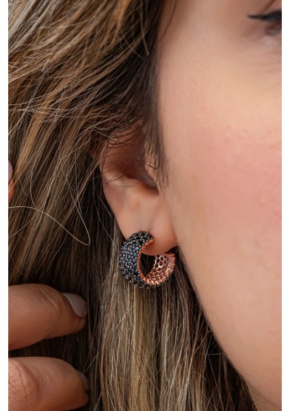 925 Ayar Gümüş Rose 5 Sıra Siyah Taşlı Yarım Tur Küpe fırsatları