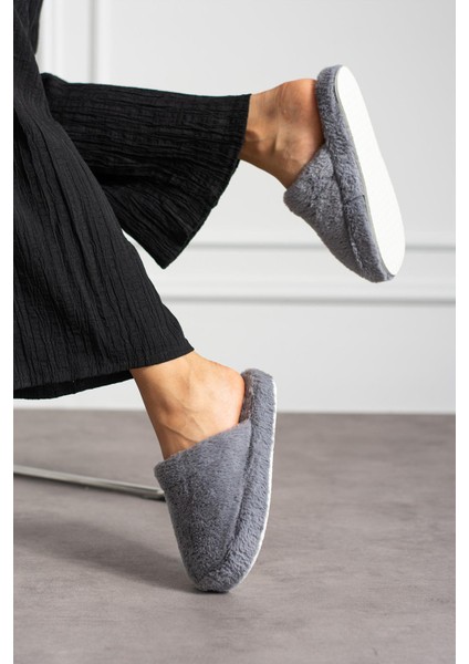 Tüylü Kapalı Kadın Ev Terliği Kışlık Terlik Sessiz Taban modelleri