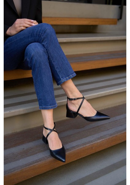 Siyah Kadın Çapraz Bantlı Klasik Topuklu Ayakkabı